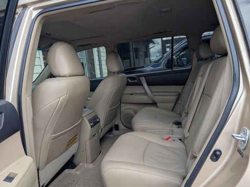 Used 2011 Toyota Highlander 2WD image 16
