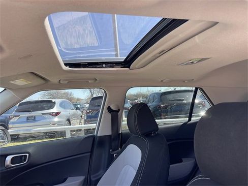 Used 2022 Hyundai Venue SEL image 21