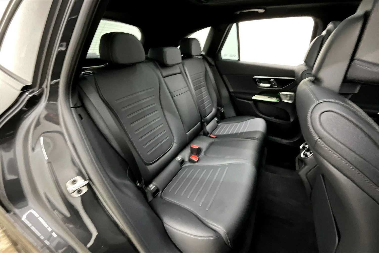 Used 2025 Mercedes-Benz GLC 300 4MATIC image 19