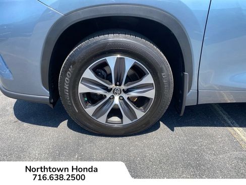 Used 2020 Toyota Highlander XLE AWD/4WD image 18