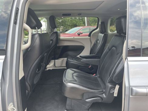 Used 2020 Chrysler Pacifica Limited FWD image 3