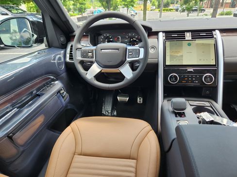 Used 2025 Land Rover Discovery Dynamic SE image 12