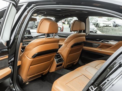 Used 2022 BMW 750i xDrive w/ Executive Package image 43