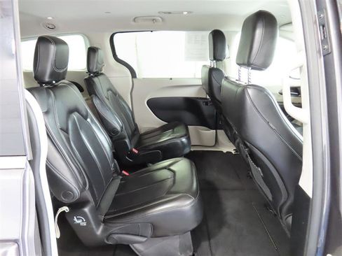 Used 2023 Chrysler Pacifica Touring-L FWD image 32