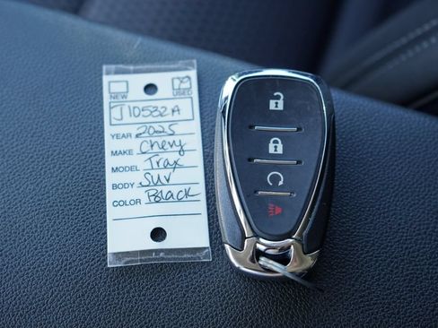Used 2025 Chevrolet Trax LT w/ LT Convenience Package FWD image 31