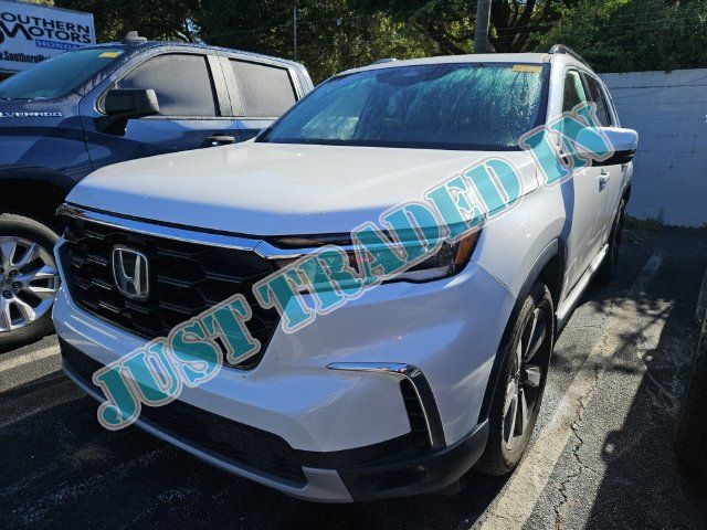 Used 2025 Honda Pilot Touring image 1