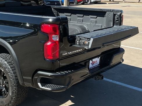 Used 2023 Chevrolet Silverado 1500 ZR2 w/ Technology Package image 11