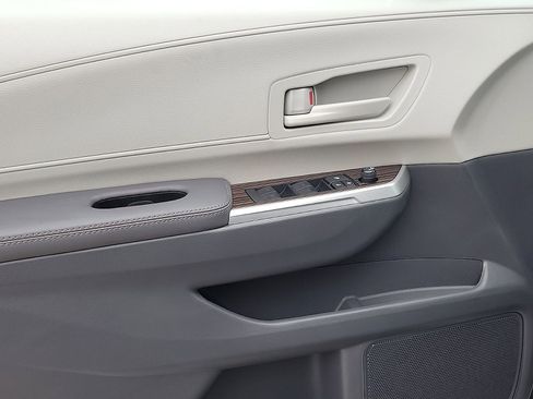 Used 2024 Toyota Sienna LE FWD image 11