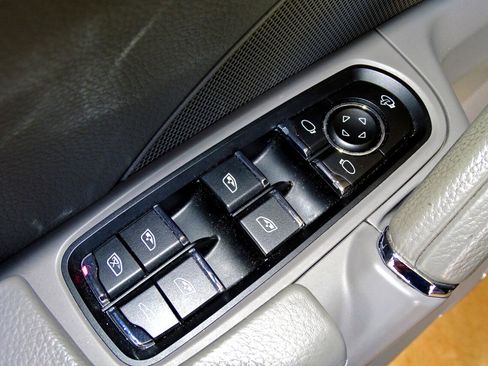 Used 2014 Porsche Cayenne GTS image 15