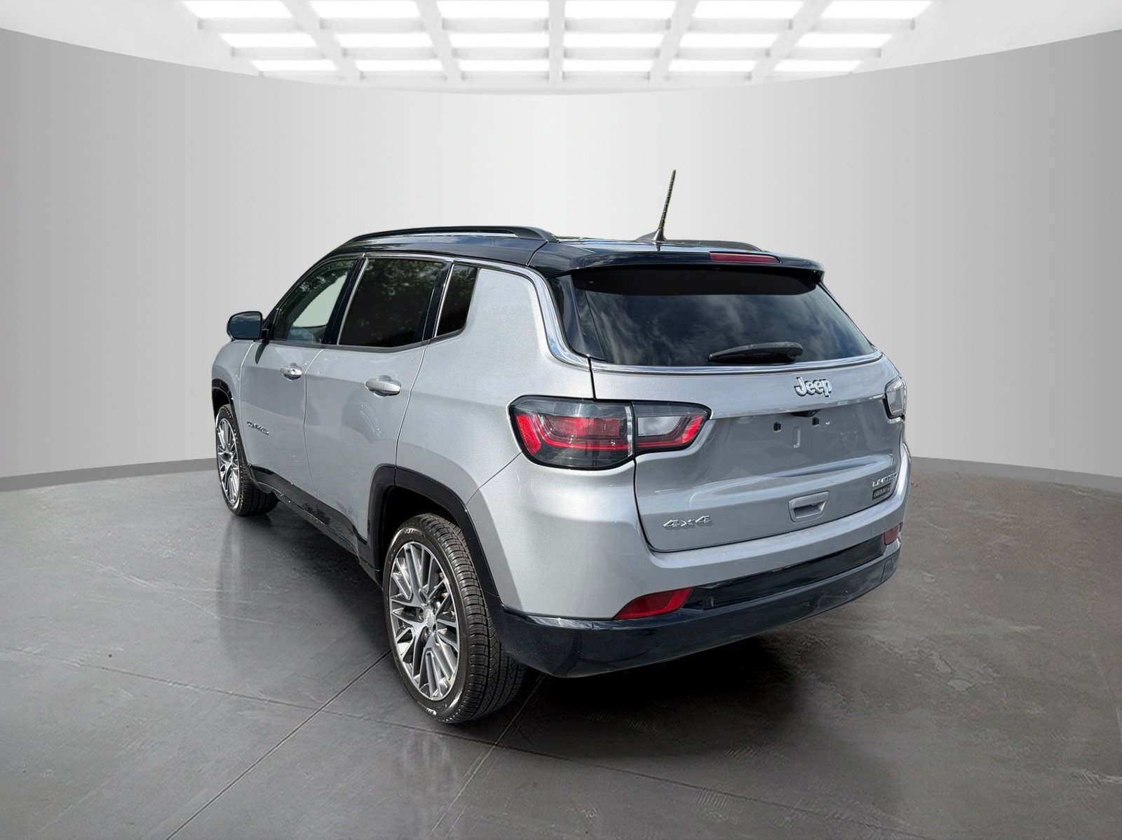 Used 2022 Jeep Compass Limited w/ Elite Group AWD/4WD image 4