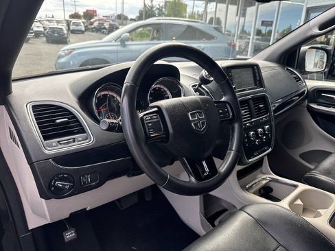 Used 2017 Dodge Grand Caravan SXT FWD image 31