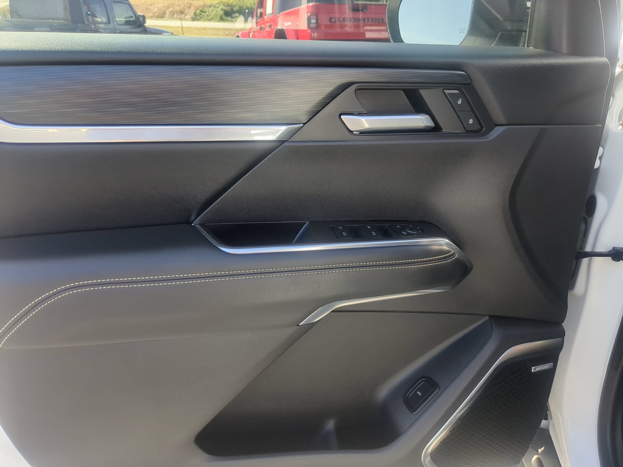 Used 2025 GMC Acadia Elevation w/ Elevation Premium Package FWD image 11