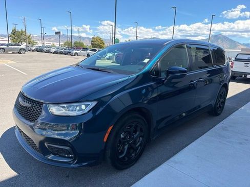 Used 2022 Chrysler Pacifica Touring-L w/ Uconnect Theater Family Group FWD image 3