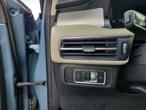 Used 2025 Lincoln Corsair AWD w/ Rear Removable Package Tray image 22