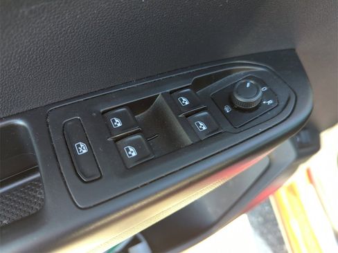 Used 2022 Volkswagen Taos SE w/ Panoramic Sunroof Package image 31