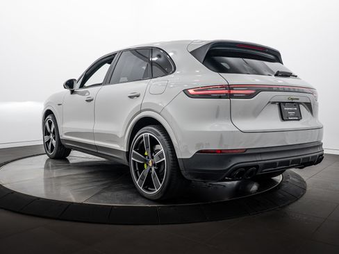 Certified 2023 Porsche Cayenne Platinum Edition AWD/4WD image 3