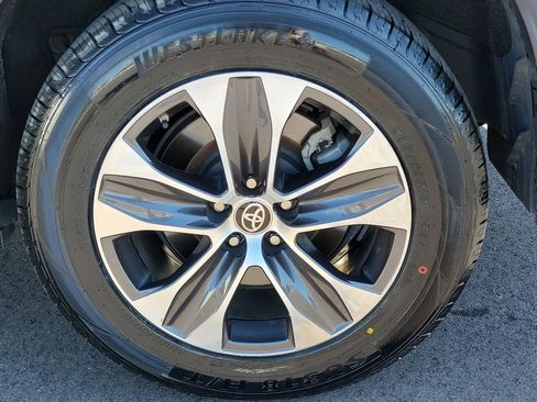 Used 2021 Toyota Highlander XLE FWD image 12