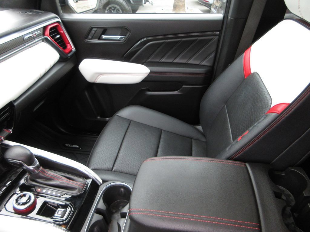 Used 2024 GMC Canyon AT4X AWD/4WD image 25