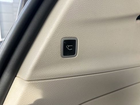 Used 2017 Chrysler Pacifica Touring-L image 17