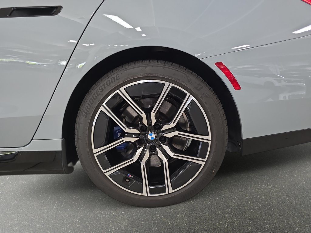 Used 2023 BMW i7 xDrive60 AWD/4WD image 32