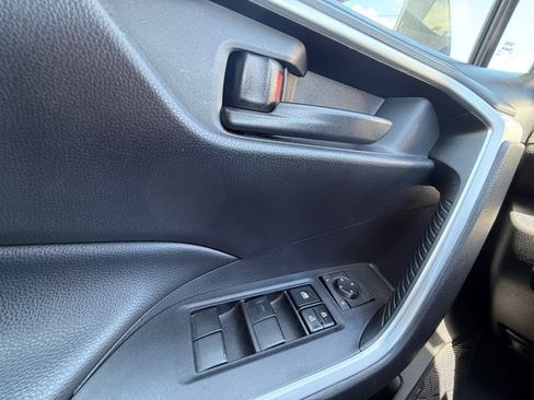 Used 2021 Toyota RAV4 LE AWD/4WD image 22