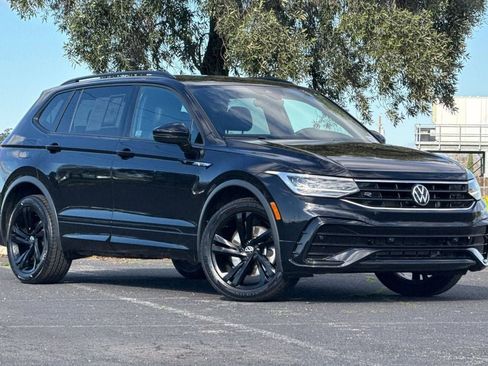 Used 2023 Volkswagen Tiguan SE R-Line image 2