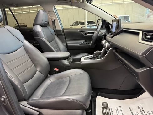 Used 2022 Toyota RAV4 XLE Premium image 11