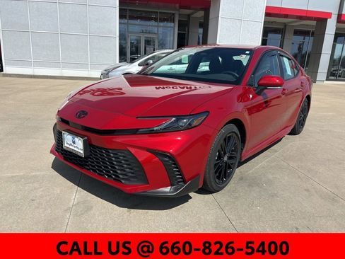 Used 2025 Toyota Camry SE image 2