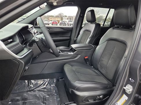 Used 2025 Jeep Grand Cherokee Altitude image 5