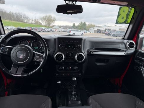 Used 2018 Jeep Wrangler Unlimited Sahara w/ Connectivity Group AWD/4WD image 16