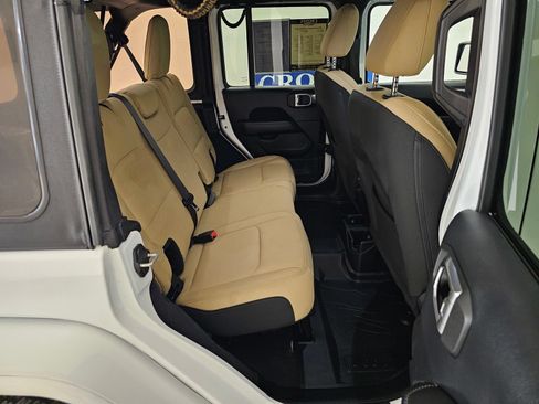 Used 2018 Jeep Wrangler Unlimited Sahara AWD/4WD image 22