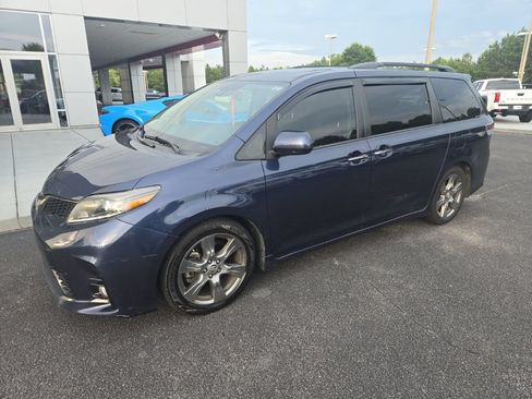 Used 2019 Toyota Sienna SE w/ SE Preferred Package FWD image 2
