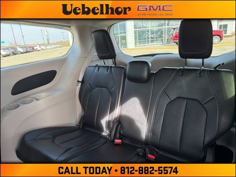 Used 2024 Chrysler Pacifica Touring-L image 19