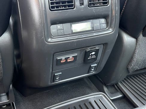 Used 2019 Nissan Pathfinder SL image 17