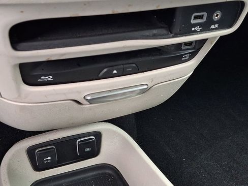 Used 2020 Chrysler Pacifica Touring-L Plus FWD image 19