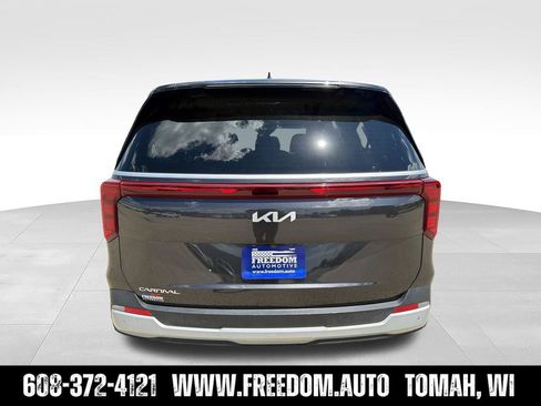 Used 2025 Kia Carnival FWD image 4