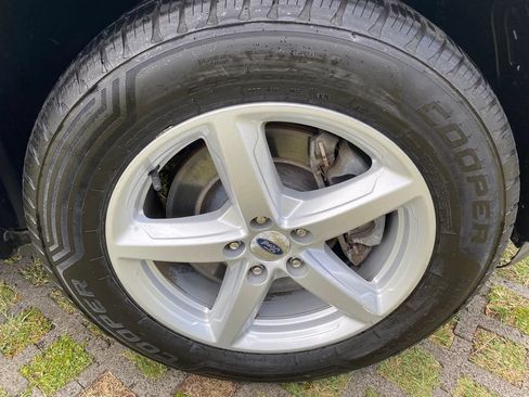 Used 2019 Ford Explorer XLT w/ Equipment Group 201A FWD image 27