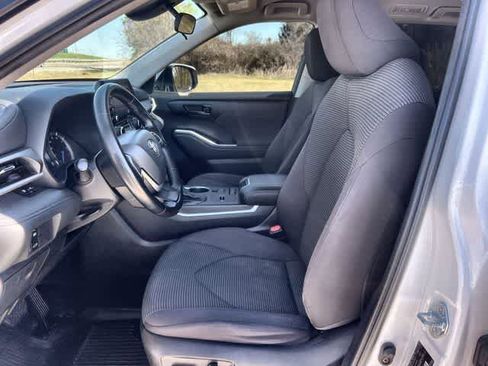 Used 2022 Toyota Highlander LE image 11