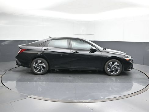 Certified 2025 Hyundai Elantra Sport FWD image 6