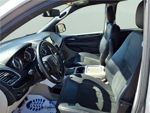 Used 2019 Dodge Grand Caravan SXT image 11