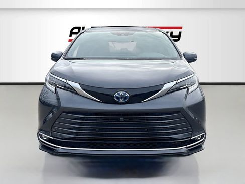 Used 2025 Toyota Sienna Limited image 2