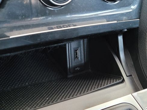 Used 2019 Volkswagen e-Golf SEL Premium image 24