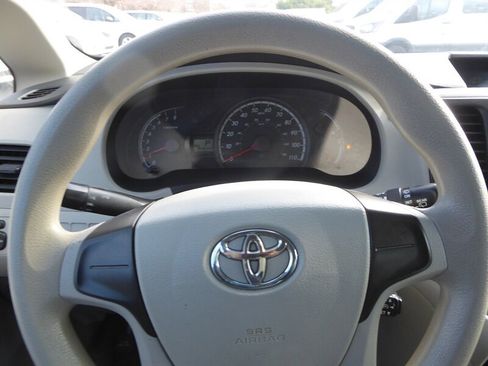 Used 2013 Toyota Sienna L image 11