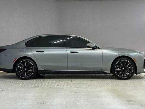 Used 2023 BMW i7 xDrive60 w/ Executive Package 2 AWD/4WD image 7