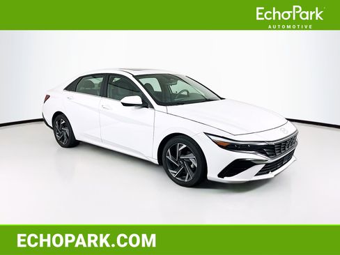 Used 2025 Hyundai Elantra SEL image 1