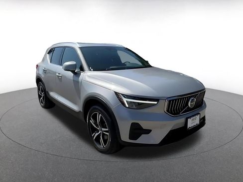 Used 2024 Volvo XC40 B5 Core image 3