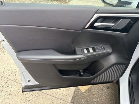 Used 2024 Mitsubishi Outlander 4WD Plug-In Hybrid image 8