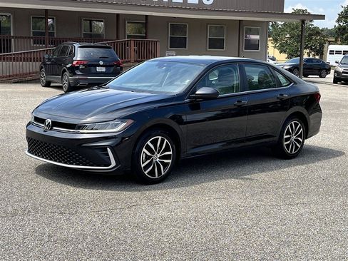 Used 2025 Volkswagen Jetta SE FWD image 1