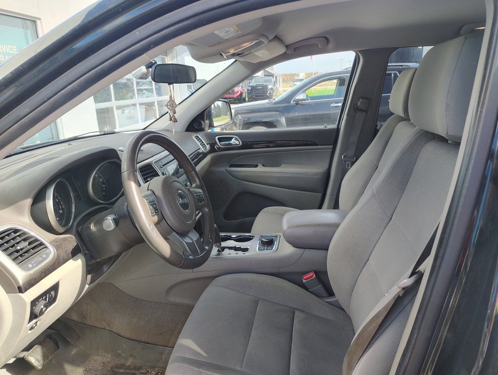 Used 2012 Jeep Grand Cherokee Laredo w/ Laredo E Group AWD/4WD image 15