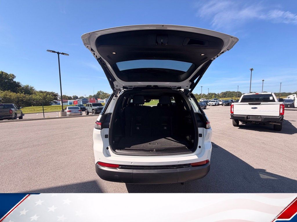 Used 2025 Jeep Grand Cherokee L Limited w/ Black Appearance Package AWD/4WD image 4